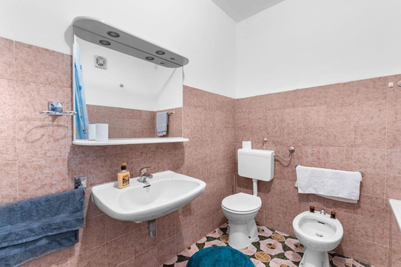 Apartmani Ella 라벡 외부 사진