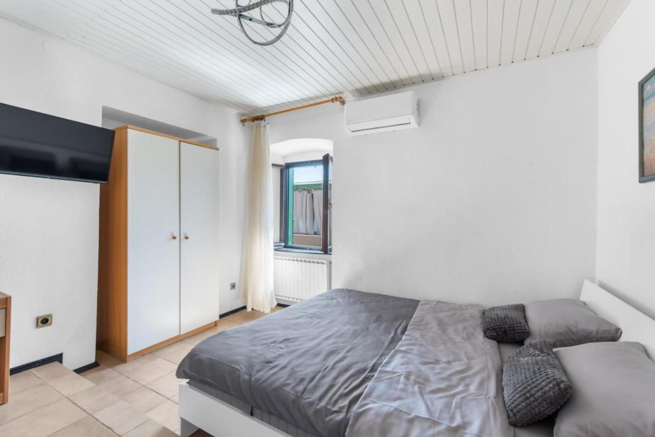 Apartmani Ella 라벡 외부 사진
